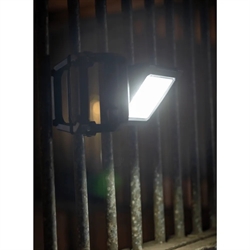 Woof Wear Yard Clip Light – genopladelig lampe med clip, 1600 lumens og justerbart lampehoved til stald, hestetrailer og outdoor - Vist klipset fast på bokstremmer